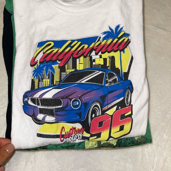 GRAPHIC TEE BUNDLE!!! - Picture 8 of 11